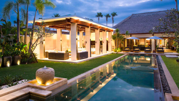 Villa Lilibel - Pool and villa lit up